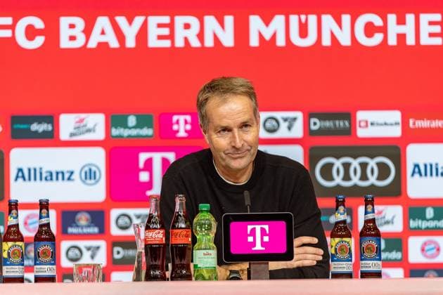 Kasper Hjulmand Bayer 04 Leverkusen, Head Coach PK Press Conference Gesture Mimic Laughing, GER, FC Bayern Muenchen vs Bayer 04 Leverkusen, Football, Bundesliga, 09 Matchday, Season 2025 2026, 01 11 2025, DFL DFB REGULATES PROHIBIT ANY USE OF PHOTOGRAPHS AS IMAGE SEQUENCES AND OR QUASI VIDEO, GER, FC Bayern Muenchen vs Bayer 04 Leverkusen, Football, Bundesliga, 09 Matchday, Season 2025 2026, 01 11 2025 Muenchen Copyright: xEibner-Pressefoto JanixPlessx EP_JPL