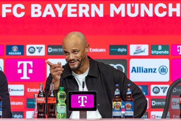 Vincent Kompany FC Bayern Muenchen, Head Coach PK Press Conference laughing pointing finger at reporter mimic gesture gesture, GER, FC Bayern Muenchen vs Bayer 04 Leverkusen, Football, Bundesliga, 09 Matchday, Season 2025 2026, 01 11 2025, DFL DFB REGULATES PROHIBIT ANY USE OF PHOTOGRAPHS AS IMAGE SEQUENCES AND OR QUASI VIDEO, GER, FC Bayern Muenchen vs Bayer 04 Leverkusen, Football, Bundesliga, Matchday 09, Season 2025 2026, 01 11 2025 Muenchen Copyright: xEibner-Pressefoto JanixPlessx EP_JPL