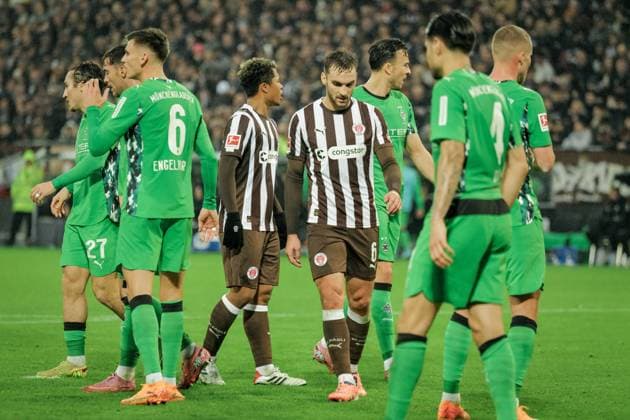 Germany Soccer Bundesliga 2025 26, 10 Matchday FC St Pauli vs Borussia Moenchengladbach Millerntor Stadion Hamburg James Sands FC St Pauli, 6 , Joel Chima Fujita FC St Pauli, 16 , Yannik Engelhardt Borussia Moenchengladbach, 6 , Kevin Diks Borussia Moenchengladbach, 4 Copyright: xStefanxTrochax