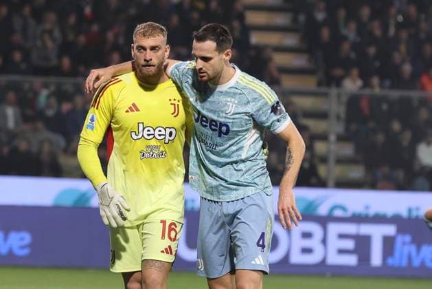 November 1, 2025, Cremona: Michele Di Gregorio of Juventus FC hugs Federico Gatti of Juventus FC during the italian soccer Serie A match between US Cremonesee vs Juventus FC on November 01, 2025 at the Renato Zini stadium in Cremona, Italy. ANSA . Soccer: Serie A; Cremonese Vs Juventus  - ZUMAa110 20251101_zaf_a110_033 Copyright: xDavidexCasentinix