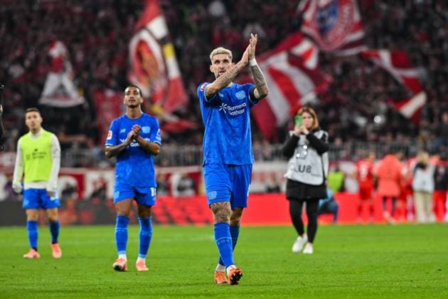Bundesliga FC Bayern Munich Bayer 04 Leverkusen 01 11 2025 MUNICH, GERMANY 1 NOVEMBER the visiting team thanks the fans after the Bundesliga match between FC Bayern Munich and Bayer 04 Leverkusen on matchday 9 at the Allianz Arena on November 1, 2025 in Munich, Germany DFL REGULATIONS PROHIBIT ANY USE OF PHOTOGRAPHS AS IMAGE SEQUENCES AND OR QUASI VIDEO Robert ANDRICH Bayer Leverkusen 8 Copyright: xBEAUTIFULxSPORTS Goldbergx