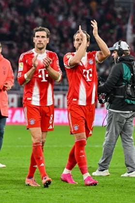 Bundesliga FC Bayern Munich Bayer 04 Leverkusen 01 11 2025 MUNICH, GERMANY 1 NOVEMBER the Bayern team thanks the spectators in the arena after the Bundesliga match between FC Bayern Munich and Bayer 04 Leverkusen on matchday 9 at the Allianz Arena on November 1, 2025 in Munich, Germany DFL REGULATIONS PROHIBIT ANY USE OF PHOTOGRAPHS AS IMAGE SEQUENCES AND OR QUASI VIDEO Leon GORETZKA FC Bayern Munich 8 and Harry KANE FC Bayern Munich 9 Copyright: xBEAUTIFULxSPORTS Goldbergx