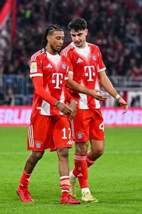 Bundesliga FC Bayern Munich Bayer 04 Leverkusen 01 11 2025 MUNICH, GERMANY 1 NOVEMBER the Bayern team thanks the spectators in the arena after the Bundesliga match between FC Bayern Munich and Bayer 04 Leverkusen on matchday 9 at the Allianz Arena on November 1, 2025 in Munich, Germany DFL REGULATIONS PROHIBIT ANY USE OF PHOTOGRAPHS AS IMAGE SEQUENCES AND OR QUASI VIDEO Michael OLISE FC Bayern Munich 17 and Aleksandar PAVLOVIC FC Bayern Munich 45 Copyright: xBEAUTIFULxSPORTS Goldbergx