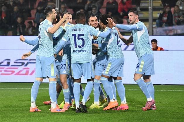 CALCIO - Serie A - US Cremonese vs Juventus FC Filip Kostic (Juventus Fc) celebrated by his tammate after his goal during US Cremonese vs Juventus FC, Italian soccer Serie A match in Cremona, Italy, November 01 2025 Cremona Italy  Copyright: xIPAxSport ABACAx