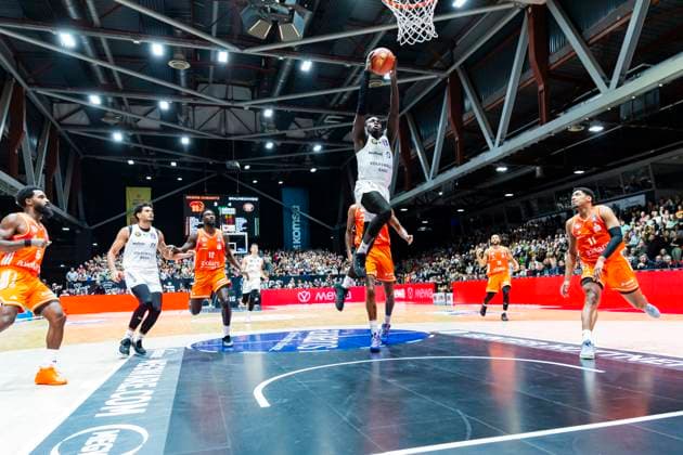 01 11 2025, xomx, Basketball easyCredit BBL Bundesliga, NINERS Chemnitz Braunschweig Löwen v l Barra Njie Löwen Braunschweig on the ball in a duel with Kevin Yebo Niners Chemnitz Chemnitz