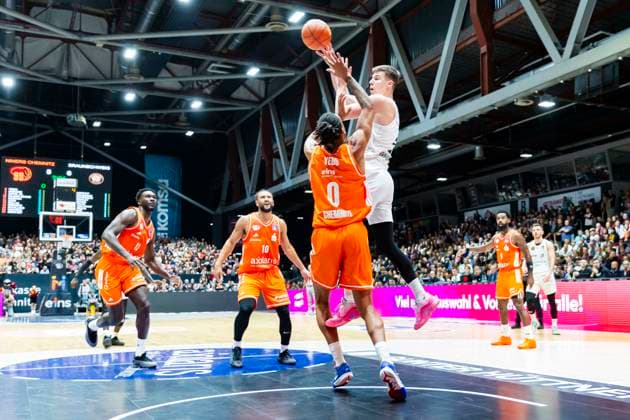 01 11 2025, xomx, Basketball easyCredit BBL Bundesliga, NINERS Chemnitz Braunschweig Löwen v l Luka Å Äuka Löwen Braunschweig on the ball in a duel with Kevin Yebo Niners Chemnitz Chemnitz