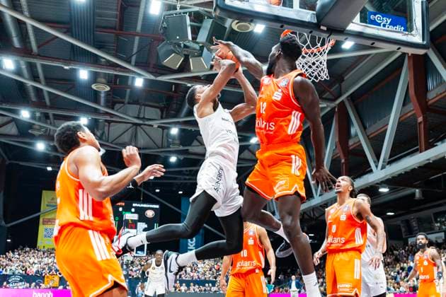 01 11 2025, xomx, Basketball easyCredit BBL Bundesliga, NINERS Chemnitz Braunschweig Löwen v l David N™Guessan Löwen Braunschweig on the ball in a duel with Amadou Sow Niners Chemnitz Chemnitz