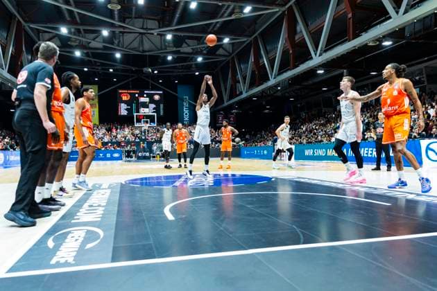 01 11 2025, xomx, Basketball easyCredit BBL Bundesliga, NINERS Chemnitz Braunschweig Löwen v l David N™Guessan Löwen Braunschweig on the ball Chemnitz