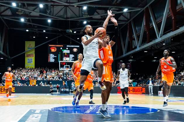 01 11 2025, xomx, Basketball easyCredit BBL Bundesliga, NINERS Chemnitz Braunschweig Löwen v l Chip Flanigan Löwen Braunschweig on the ball in a duel with Kevin Yebo Niners Chemnitz Chemnitz
