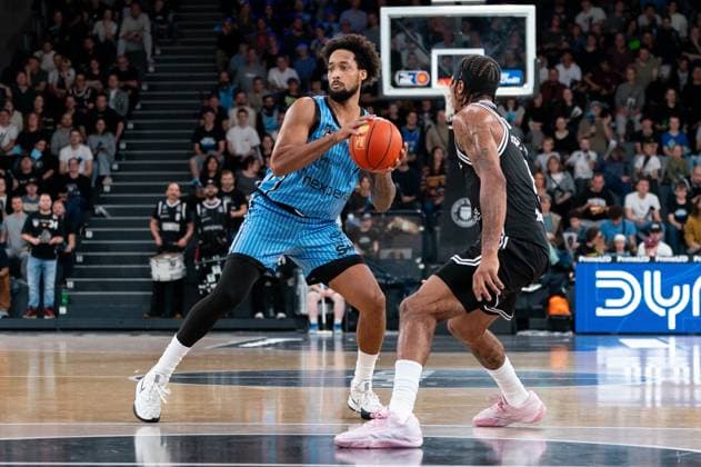 Jean Pierre Tokoto Veolia Towers Hamburg, 07 on the ball, Demarcus Demonia BMA365 Bamberg Baskets, 08 , GER, Veolia Towers Hamburg vs BMA365 Bamberg Baskets, Basketball, Bundesliga, Matchday 6, Season 2025 2026, 01 11 2025 GER, Veolia Towers Hamburg vs BMA365 Bamberg Baskets, Basketball, Bundesliga, Matchday 6, Season 2025 2026, 01 11 2025 Hamburg Copyright: xEibner-Pressefoto MaxxVincenx EP_MVN