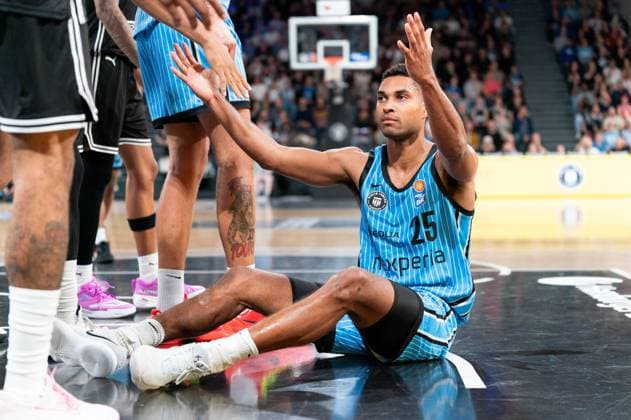 Kenneth Ogbe Veolia Towers Hamburg, 25 on the floor, Perplexed, deaf, GER, Veolia Towers Hamburg vs BMA365 Bamberg Baskets, Basketball, Bundesliga, Matchday 6, Season 2025 2026, 01 11 2025 GER, Veolia Towers Hamburg vs BMA365 Bamberg Baskets, Basketball, Bundesliga, Matchday 6, Season 2025 2026, 01 11 2025 Hamburg Copyright: xEibner-Pressefoto MaxxVincenx EP_MVN