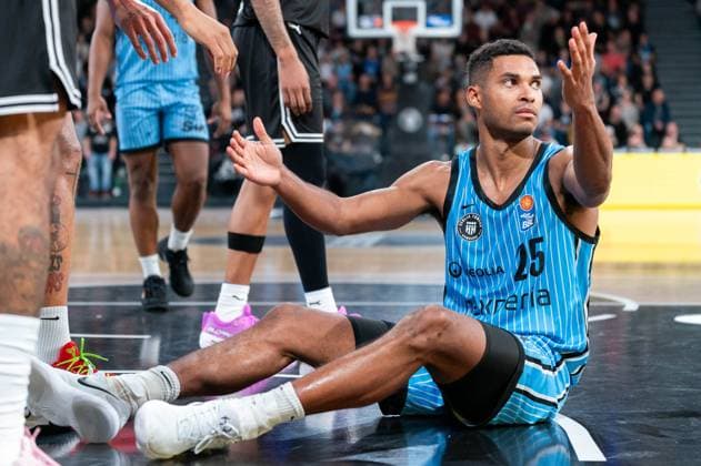 Kenneth Ogbe Veolia Towers Hamburg, 25 on the floor, Perplexed, deaf, GER, Veolia Towers Hamburg vs BMA365 Bamberg Baskets, Basketball, Bundesliga, Matchday 6, Season 2025 2026, 01 11 2025 GER, Veolia Towers Hamburg vs BMA365 Bamberg Baskets, Basketball, Bundesliga, Matchday 6, Season 2025 2026, 01 11 2025 Hamburg Copyright: xEibner-Pressefoto MaxxVincenx EP_MVN