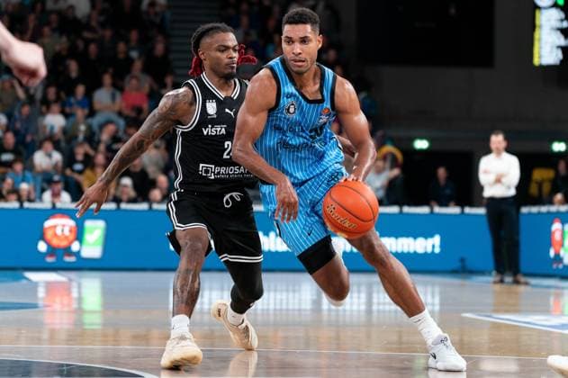 Kenneth Ogbe Veolia Towers Hamburg, 25 dribbling against Cobe Williams BMA365 Bamberg Baskets, 24 , GER, Veolia Towers Hamburg vs BMA365 Bamberg Baskets, Basketball, Bundesliga, Matchday 6, Season 2025 2026, 01 11 2025 GER, Veolia Towers Hamburg vs BMA365 Bamberg Baskets, Basketball, Bundesliga, Matchday 6, Season 2025 2026, 01 11 2025 Hamburg Copyright: xEibner-Pressefoto MaxxVincenx EP_MVN