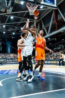 01 11 2025, xomx, Basketball easyCredit BBL Bundesliga, NINERS Chemnitz Braunschweig Löwen v l Adrian Worthy Löwen Braunschweig on the ball in a duel with Nike Sibande Niners Chemnitz David N™Guessan Löwen Braunschweig Chemnitz