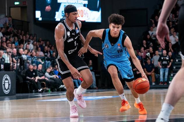 Nelson Martin Veolia Towers Hamburg, 10 dribbling against Demarcus Demonia BMA365 Bamberg Baskets, 08 , GER, Veolia Towers Hamburg vs BMA365 Bamberg Baskets, Basketball, Bundesliga, Matchday 6, Season 2025 2026, 01 11 2025 GER, Veolia Towers Hamburg vs BMA365 Bamberg Baskets, Basketball, Bundesliga, Matchday 6, Season 2025 2026, 01 11 2025 Hamburg Copyright: xEibner-Pressefoto MaxxVincenx EP_MVN