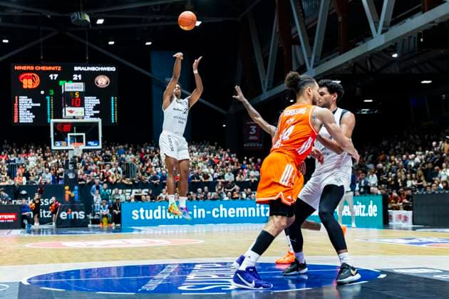 01 11 2025, xomx, Basketball easyCredit BBL Bundesliga, NINERS Chemnitz Braunschweig Löwen v l Grant Sherfield Löwen Braunschweig on the ball from distance Chemnitz