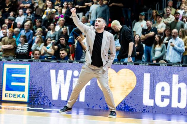 01 11 2025, xomx, Basketball easyCredit BBL Bundesliga, NINERS Chemnitz Braunschweig Löwen v l Kostas Papazoglou Löwen Braunschweig Coach Chemnitz