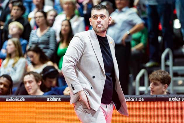 01 11 2025, xomx, Basketball easyCredit BBL Bundesliga, NINERS Chemnitz Braunschweig Löwen v l Kostas Papazoglou Löwen Braunschweig Coach Chemnitz