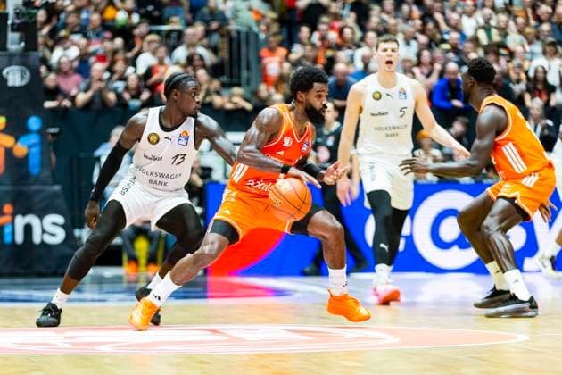 01 11 2025, xomx, Basketball easyCredit BBL Bundesliga, NINERS Chemnitz Braunschweig Löwen v l Corey Davis Jr Niners Chemnitz on the ball in a duel with Barra Njie Löwen Braunschweig Chemnitz
