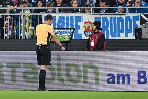 01 11 2025, Soccer, 2 Bundesliga, Matchday 11 Season 2025 2026, SV Darmstadt 98 DSC Arminia Bielefeld, Referee Richard Hempel looks at the scene xRHR PHOTO TKx Copyright: RHR-FOTOx RHR-FOTO TK