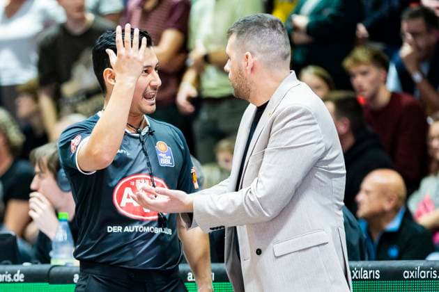 01 11 2025, xomx, Basketball easyCredit BBL Bundesliga, NINERS Chemnitz Braunschweig Löwen v l Kostas Papazoglou Löwen Braunschweig Coach Chemnitz