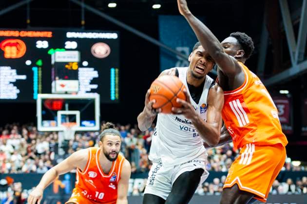 01 11 2025, xomx, Basketball easyCredit BBL Bundesliga, NINERS Chemnitz Braunschweig Löwen v l David N™Guessan Löwen Braunschweig and Amadou Sow Niners Chemnitz in a duel on the ball Kaza Keane Niners Chemnitz Chemnitz