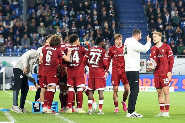 01 11 2025, xrekx, Fussball 2 Bundesliga, SV Darmstadt 98 Arminia Bielefeld v l interruption VAR Mitch Kniat coach Arminia Bielefeld gives instructions, gesticulates, gesticulate with arms gives instructions, gesticulate Tim Handwerker Arminia Bielefeld DFL DFB REGULATIONS PROHIBIT ANY USE OF PHOTOGRAPHS as IMAGE SEQUENCES and or QUASI VIDEO Darmstadt