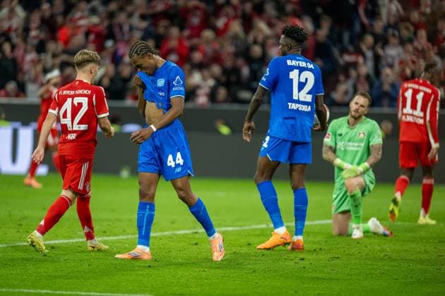 Jeanuel Belocian Bayer 04 Leverkusen, 44 and Edmond Tapsoba Bayer 04 Leverkusen, 12 are disappointed, dissatisfied, negative emotions, after goal to 3 0 by Loic Bade Bayer 04 Leverkusen, 05 , own goal, GER, FC Bayern Muenchen vs Bayer 04 Leverkusen, Football, Bundesliga, 09 Spieltag, Spielzeit 2025 2026, 01 11 2025, DFL DFB REGULATIONS PROHIBIT ANY USE OF PHOTOGRAPHS AS IMAGE SEQUENCES AND OR QUASI VIDEO, GER, FC Bayern Muenchen vs Bayer 04 Leverkusen, Football, Bundesliga, 09 Spieltag, Spielzeit 2025 2026, 01 11 2025 Muenchen Copyright: xEibner-Pressefotox EP_EER
