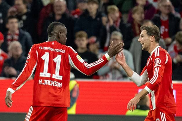 Nicolas Jackson FC Bayern Muenchen, 11 and Leon Goretzka FC Bayern Muenchen, 08 after goal for 3 0 by Loic Bade Bayer 04 Leverkusen, 05 , Own goal, GER, FC Bayern Muenchen vs Bayer 04 Leverkusen, Football, Bundesliga, 09 Matchday, Matchday 2025 2026, 01 11 2025, DFL DFB REGULATES PROHIBIT ANY USE OF PHOTOGRAPHS AS IMAGE SEQUENCES AND OR QUASI VIDEO, GER, FC Bayern Muenchen vs Bayer 04 Leverkusen, Football, Bundesliga, 09 Matchday, Matchday 2025 2026, 01 11 2025 Muenchen Copyright: xEibner-Pressefotox EP_EER
