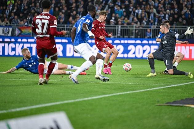 01 11 2025, Soccer, 2 Bundesliga, Matchday 11 Season 2025 2026, SV Darmstadt 98 DSC Arminia Bielefeld, Goal chance Noah Joel Sarenren Bazee DSC Arminia Bielefeld and Joel Grodowski DSC Arminia Bielefeld , Marcel Schuhen SV Darmstadt xRHR PHOTO TKx Copyright: RHR-FOTOx RHR-FOTO TK
