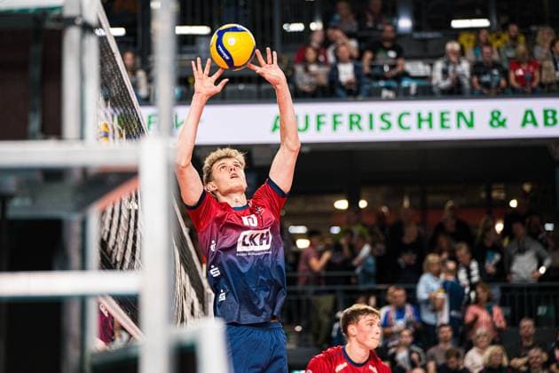 Volleyball I Men I Season 2025 2026 I Volleyball Bundesliga I 4 Matchday I SVG Lüneburg Energiequelle Netzhoppers KW I 01 11 2025 Neo Laumann 13, SVG Lüneburg in the service Copyright: xLobeca Bjorn-OlexKehmx