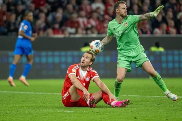 Mark Flekken Bayer 04 Leverkusen, 01 , Harry Kane FC Bayern Muenchen, 09 , GER, FC Bayern Muenchen vs Bayer 04 Leverkusen, Football, Bundesliga, 09 Matchday, Season 2025 2026, 01 11 2025, DFL DFB REGULATES PROHIBIT ANY USE OF PHOTOGRAPHS AS IMAGE SEQUENCES AND OR QUASI VIDEO, GER, FC Bayern Muenchen vs Bayer 04 Leverkusen, Football, Bundesliga, 09 Matchday, Season 2025 2026, 01 11 2025 Muenchen Copyright: xEibner-Pressefotox EP_EER