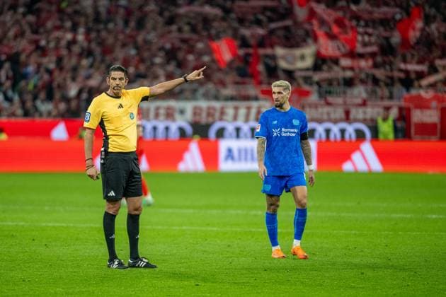 Deniz Aytekin, Robert Andrich Bayer 04 Leverkusen, 08 GER, FC Bayern Muenchen vs Bayer 04 Leverkusen, Football, Bundesliga, 09 Matchday, Season 2025 2026, 01 11 2025, DFL DFB REGULATES PROHIBIT ANY USE OF PHOTOGRAPHS AS IMAGE SEQUENCES AND OR QUASI VIDEO, GER, FC Bayern Muenchen vs Bayer 04 Leverkusen, Football, Bundesliga, 09 Matchday, Season 2025 2026, 01 11 2025 Muenchen Copyright: xEibner-Pressefotox EP_EER