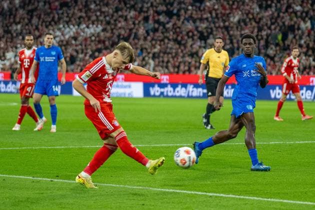 Lennart Karl FC Bayern Muenchen, 42 , GER, FC Bayern Muenchen vs Bayer 04 Leverkusen, Football, Bundesliga, 09 Matchday, Season 2025 2026, 01 11 2025, DFL DFB REGULATES PROHIBIT ANY USE OF PHOTOGRAPHS AS IMAGE SEQUENCES AND OR QUASI VIDEO, GER, FC Bayern Muenchen vs Bayer 04 Leverkusen, Football, Bundesliga, 09 Matchday, Season 2025 2026, 01 11 2025 Muenchen Copyright: xEibner-Pressefotox EP_EER