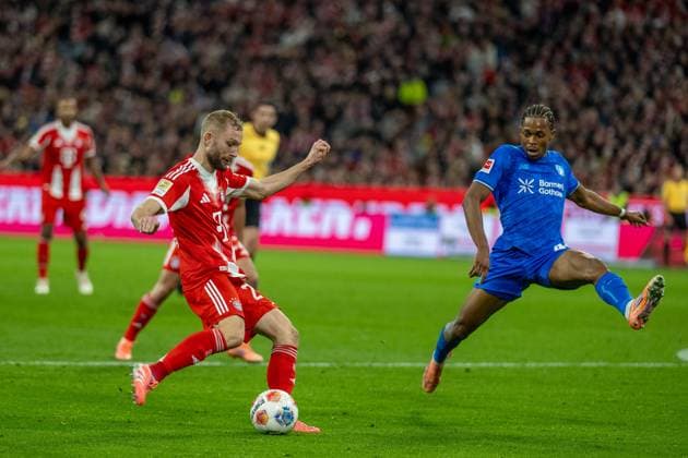 Konrad Laimer FC Bayern Muenchen, 27 , Jeanuel Belocian Bayer 04 Leverkusen, 44 , GER, FC Bayern Muenchen vs Bayer 04 Leverkusen, Football, Bundesliga, 09 Matchday, Season 2025 2026, 01 11 2025, DFL DFB REGULATES PROHIBIT ANY USE OF PHOTOGRAPHS AS IMAGE SEQUENCES AND OR QUASI VIDEO, GER, FC Bayern Muenchen vs Bayer 04 Leverkusen, Football, Bundesliga, 09 Matchday, Season 2025 2026, 01 11 2025 Muenchen Copyright: xEibner-Pressefotox EP_EER