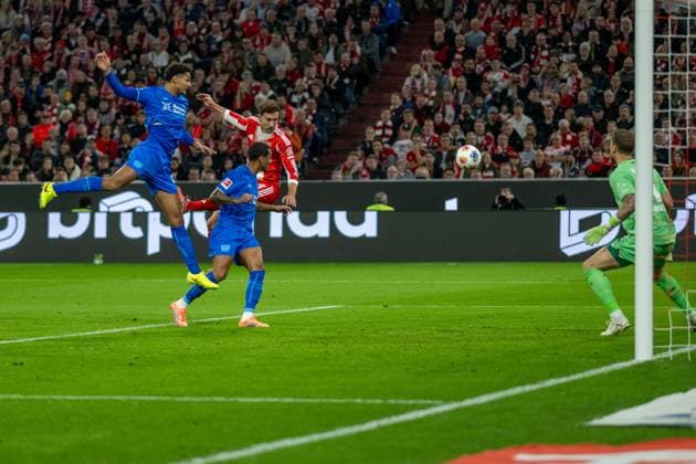 Jarell Quansah Bayer 04 Leverkusen, 04 , Leon Goretzka FC Bayern Muenchen, 08 , GER, FC Bayern Muenchen vs Bayer 04 Leverkusen, Football, Bundesliga, 09 Matchday, Season 2025 2026, 01 11 2025, DFL DFB REGULATES PROHIBIT ANY USE OF PHOTOGRAPHS AS IMAGE SEQUENCES AND OR QUASI VIDEO, GER, FC Bayern Muenchen vs Bayer 04 Leverkusen, Football, Bundesliga, 09 Matchday, Season 2025 2026, 01 11 2025 Muenchen Copyright: xEibner-Pressefotox EP_EER