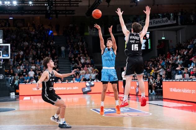 First BBL points by Nelson Martin Veolia Towers Hamburg, 10 , Three-point shot, Zachary Ensminger BMA365 Bamberg Baskets, 01 , Adrian Petkovic BMA365 Bamberg Baskets, 15 , GER, Veolia Towers Hamburg vs BMA365 Bamberg Baskets, Basketball, Bundesliga, Matchday 6, Season 2025 2026, 01 11 2025 GER, Veolia Towers Hamburg vs BMA365 Bamberg Baskets, Basketball, Bundesliga, Matchday 6, Season 2025 2026, 01 11 2025 Hamburg Copyright: xEibner-Pressefoto MaxxVincenx EP_MVN