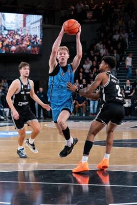 Jared Grey Veolia Towers Hamburg, 08 dribbling against Ibrahim Watson Boye BMA365 Bamberg Baskets, 02 , GER, Veolia Towers Hamburg vs BMA365 Bamberg Baskets, Basketball, Bundesliga, Matchday 6, Season 2025 2026, 01 11 2025 GER, Veolia Towers Hamburg vs BMA365 Bamberg Baskets, Basketball, Bundesliga, Matchday 6, Season 2025 2026, 01 11 2025 Hamburg Copyright: xEibner-Pressefoto MaxxVincenx EP_MVN