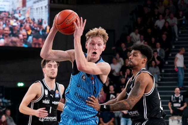 Jared Grey Veolia Towers Hamburg, 08 dribbling against Ibrahim Watson Boye BMA365 Bamberg Baskets, 02 , GER, Veolia Towers Hamburg vs BMA365 Bamberg Baskets, Basketball, Bundesliga, Matchday 6, Season 2025 2026, 01 11 2025 GER, Veolia Towers Hamburg vs BMA365 Bamberg Baskets, Basketball, Bundesliga, Matchday 6, Season 2025 2026, 01 11 2025 Hamburg Copyright: xEibner-Pressefoto MaxxVincenx EP_MVN