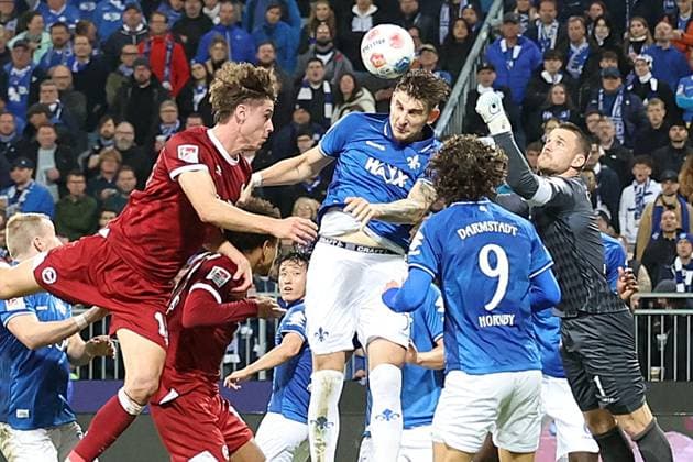 01 11 2025, xrekx, Fußball 2 Bundesliga, SV Darmstadt 98 Arminia Bielefeld v l Maximilian Großer Arminia Bielefeld Matej Maglica SV Darmstadt 98 Marcel Schuhen SV Darmstadt 98 Zweikampf, Aktion, action, battle for the ball DFL DFB REGULATIONS PROHIBIT ANY USE OF PHOTOGRAPHS as IMAGE SEQUENCES and or QUASI VIDEO Darmstadt