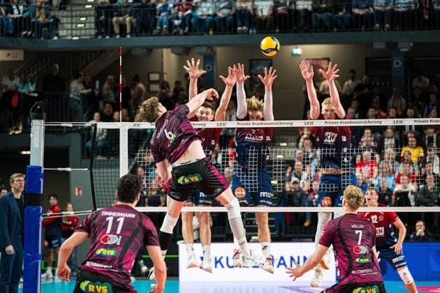 Volleyball I Men I Season 2025 2026 I Volleyball Bundesliga I 4 Matchday I SVG Lüneburg Energiequelle Netzhoppers KW I 01 11 2025 Lovis Homberger 6, Energiequelle Netzhoppers KW , Christopher Byam 4, SVG Lüneburg , Daniel Gruvaeus 2, SVG Lüneburg , Axel Valdemar Juul Larsen 18, SVG Lüneburg Copyright: xLobeca Bjorn-OlexKehmx