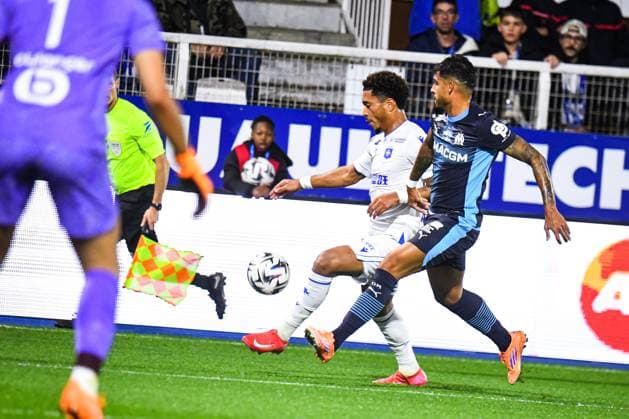 FOOTBALL : AJ Auxerre vs Olympique de Marseille - Ligue 1 - JournÃ e 11 - 01 11 2025 Danny Namaso (AJ Auxerre) Emerson (OM) RennesFrance  Copyright: xBaptistexAutissierx
