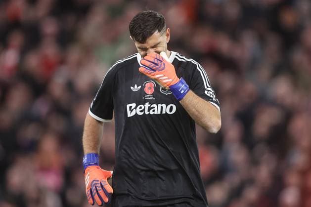 Liverpool gegen Aston Villa 01 November 2025, Liverpool Premier League Fußball Liverpool gegen Aston Villa Emiliano Martinez von Aston Villa sieht niedergeschlagen aus, nachdem sein Fehler zum ersten Tor von Liverpool geführt hat Foto von Daniel Chesterton Liverpool UK  Copyright: xDanielxChestertonxOffside