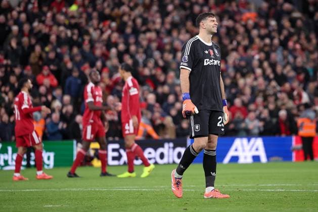 Liverpool gegen Aston Villa 01 November 2025, Liverpool Premier League Fußball Liverpool gegen Aston Villa Emiliano Martinez von Aston Villa sieht niedergeschlagen aus, nachdem sein Fehler zum ersten Tor von Liverpool geführt hat Foto von Daniel Chesterton Liverpool UK  Copyright: xDanielxChestertonxOffside