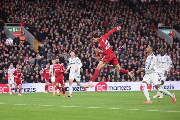 Liverpool gegen Aston Villa 01 November 2025, Liverpool Premier League Fußball Liverpool gegen Aston Villa Hugo Ekitike von Liverpool erzielt ein Tor, das vom VAR wegen Abseits nicht anerkannt wird Foto von Daniel Chesterton Liverpool UK  Copyright: xDanielxChestertonxOffside
