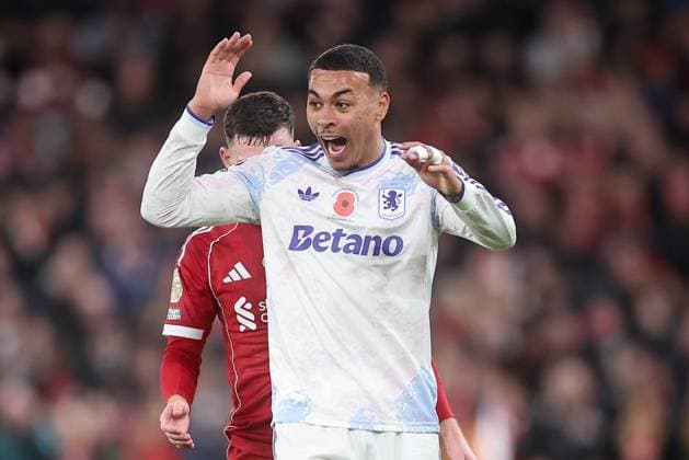 Liverpool gegen Aston Villa 01 November 2025, Liverpool Premier League Fußball Liverpool gegen Aston Villa Morgan Rogers von Aston Villa reagiert nach einer Entscheidung gegen seine Mannschaft Foto von Daniel Chesterton Liverpool UK  Copyright: xDanielxChestertonxOffside