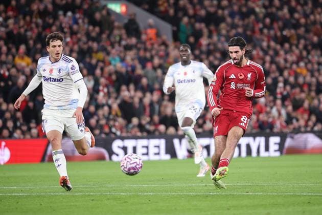 Liverpool gegen Aston Villa 01 November 2025, Liverpool Premier League Fußball Liverpool gegen Aston Villa Dominik Szoboszlai von Liverpool verpasst die Chance Foto von Daniel Chesterton Liverpool UK  Copyright: xDanielxChestertonxOffside