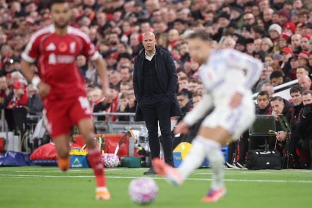 Liverpool gegen Aston Villa 01 November 2025, Liverpool Premier League Fußball Liverpool gegen Aston Villa Liverpool Manager Arne Slot schaut zu Foto von Daniel Chesterton Liverpool UK  Copyright: xDanielxChestertonxOffside