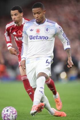 Liverpool gegen Aston Villa 01 November 2025, Liverpool Premier League Fußball Liverpool gegen Aston Villa Ezri Konsa von Aston Villa Foto von Daniel Chesterton Liverpool UK  Copyright: xDanielxChestertonxOffside