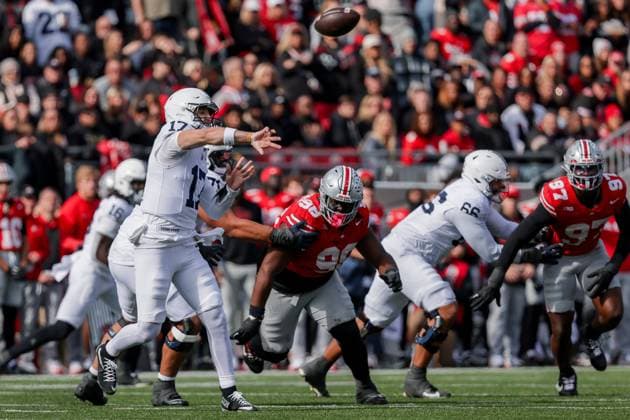 November 1, 2025, Columbus, Ohio, U.S: Penn State Nittany Lions quarterback Ethan Grunkemeyer (17) passes under pressure from Ohio State Buckeyes defensive lineman Kayden McDonald (98) during the game between the Penn State Nittany Lions and the Ohio State Buckeyes at Ohio Stadium, Columbus, Ohio. Columbus U.S - ZUMAs304 20251101_zaf_s304_029 Copyright: xScottxStuartx
